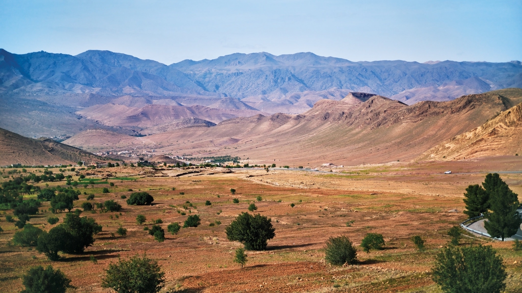 L'Anti-Atlas se profile en arrière-plan de la vallée du Draa.
