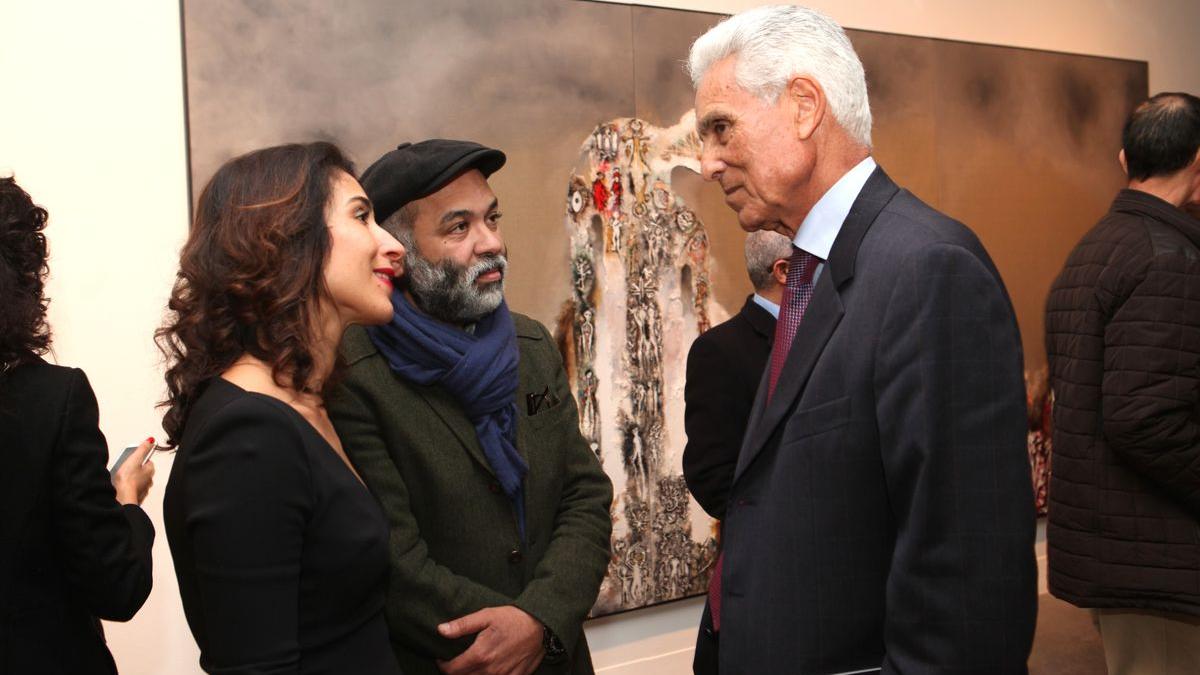Nadia Amor, de l'Atelier 21, avec le peintre Mohamed Morabiti et le notaire  Mustapha Zine.
