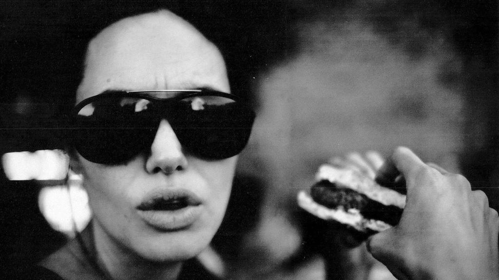 Non, les stars de la trempe d'Angelina Jolie ne mangent pas que des légumes. Ici Mme Pitt dévorant un burger (photo réalisée par Brad Pitt).
