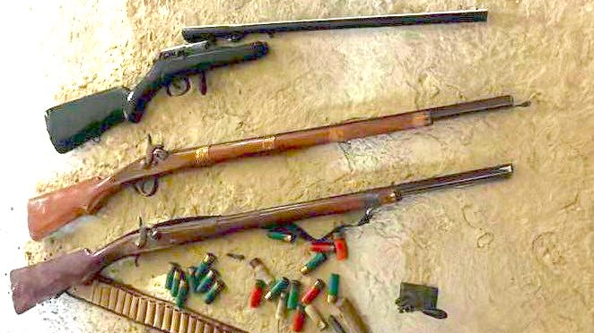 Une partie des fusils saisis lors d'une perquisition de la DGSN pour fabrication et trafic illégaux d’armes à feu, vendredi 4 novembre 2022.
