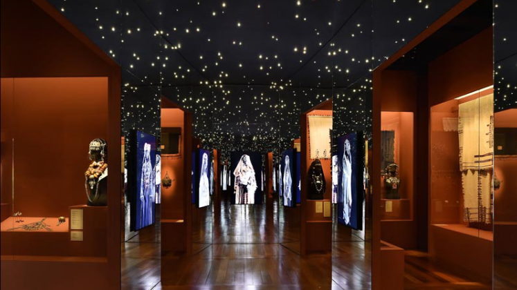 Les objets berbères se fondent parfaitement dans le décor de la Fondation Pierre Bergé – Yves Saint Laurent.
