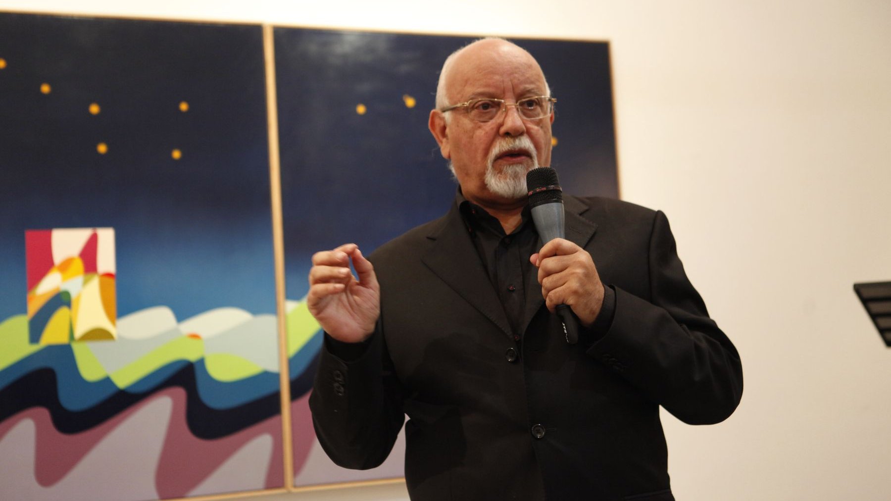 Mohamed Melehi, un invité de marque à la galerie Delacroix de Tanger pour une conférence rendant hommage à cette ville de l'entre-deux mondes.
