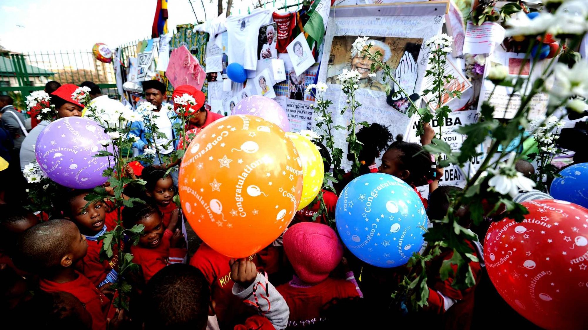 A Durban, des fleurs, des ballons... pour rendre hommage à Mandela
