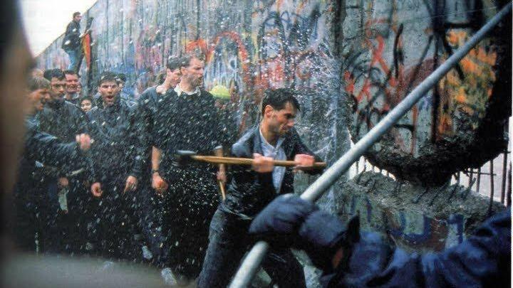 Il y a 25 ans, le mur de Berlin cédait sous la pression de milliers de manifestants.
