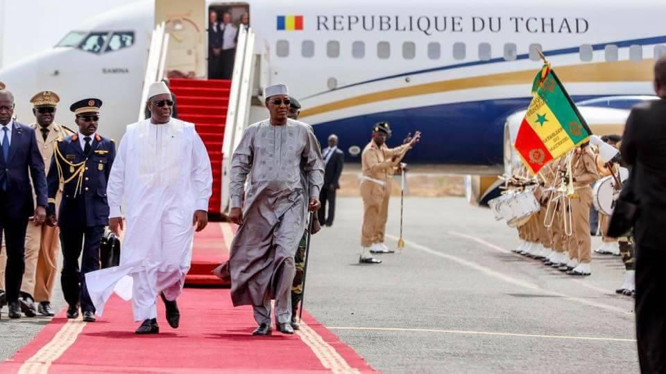 Pendant longtemps, les relations entre le Sénégal et le Tchad ont été refroidies par le refus de Dakar d'extrader l'ancien président Hissène Habré, qui se coulait un exil doré dans la capitale sénégalaise. Les chefs d'Etat des deux pays ne se sont plus rendus visite depuis des lustres, si ce n'est dans le cadre de rencontres internationales. La dernière en date a eu lieu en 2014 lors du Forum de Dakar sur la paix et la sécurité. 