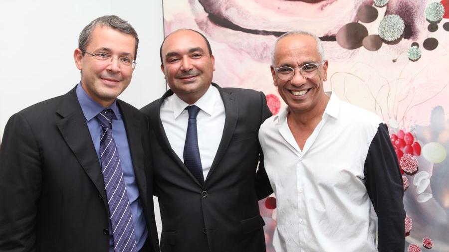 Khalid Chami, pésident du directoire de la Société générale Maroc, est venu, tout comme Moncef Belkhayate, féliciter l'artiste et admirer ses oeuvres. 
