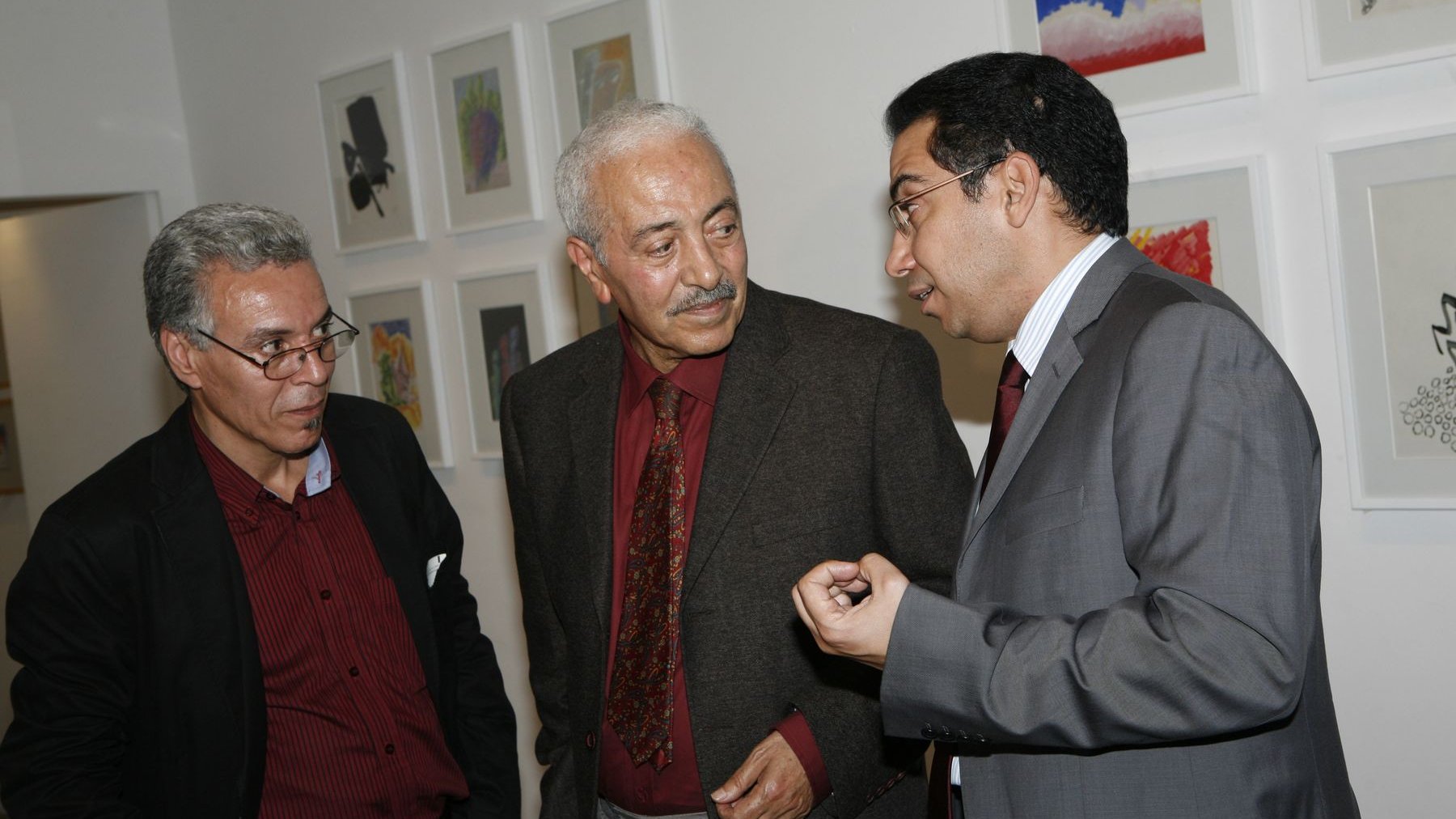 محمد شبعة في حوار سابق مع فريد الزاهي وعزيز داكي في أحد معارض الراحل سنة 2010
