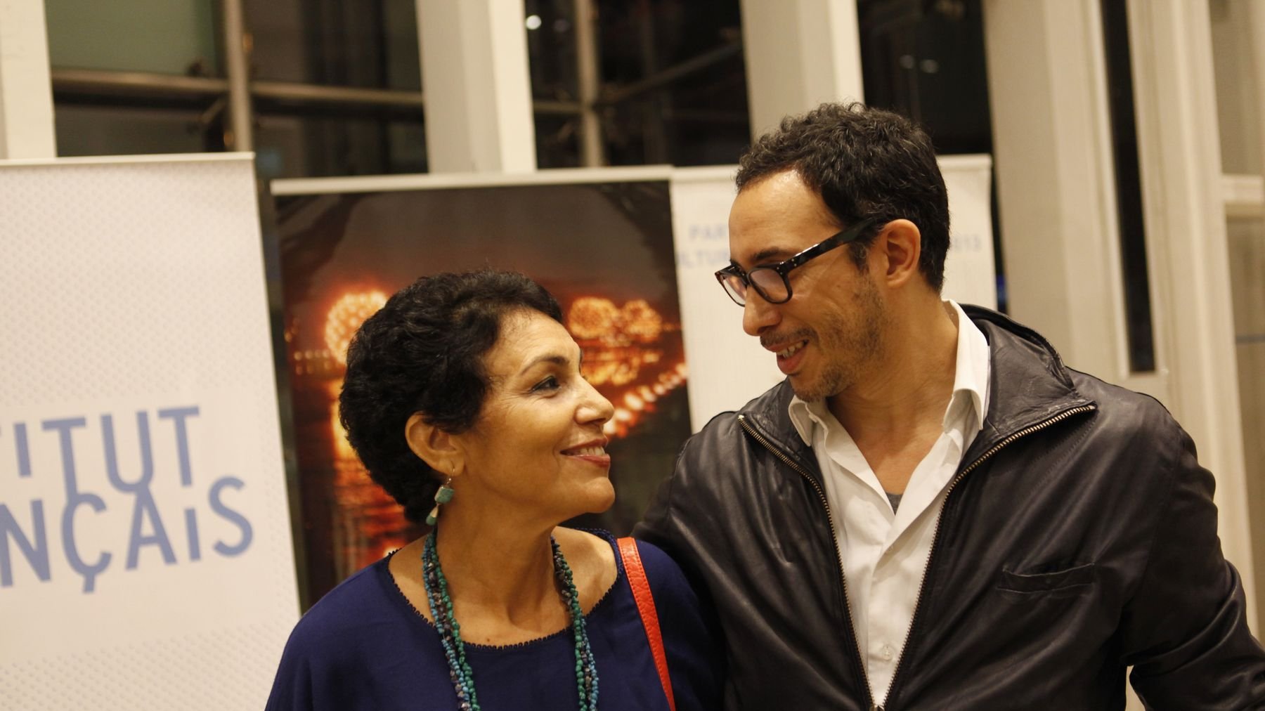 Touria Hadraoui était présente à l'exposition de Mounir Fatmi qui a réuni, ce soir-là, beaucoup de monde autour de lui et de ses oeuvres. 
