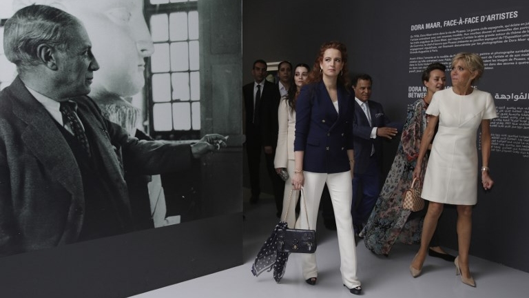 Brigitte Macron et la princesse Lalla Salma visitant l'exposition "Face à Picasso" au musée Mohammed VI d'art moderne et contemporain à Rabat.
