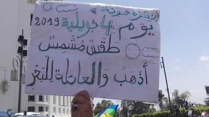Slogans et pancartes contre Saïd Salah, vendredi 17 mai en Algérie.
