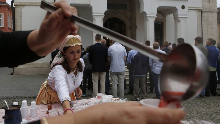 En Bosnie, à la mosquée de Tuzia, la prière s'achèvera sur un moment de convivialité fleurant bon le thé, le café, et les confiseries qui accompagnent ce jour de fête.
