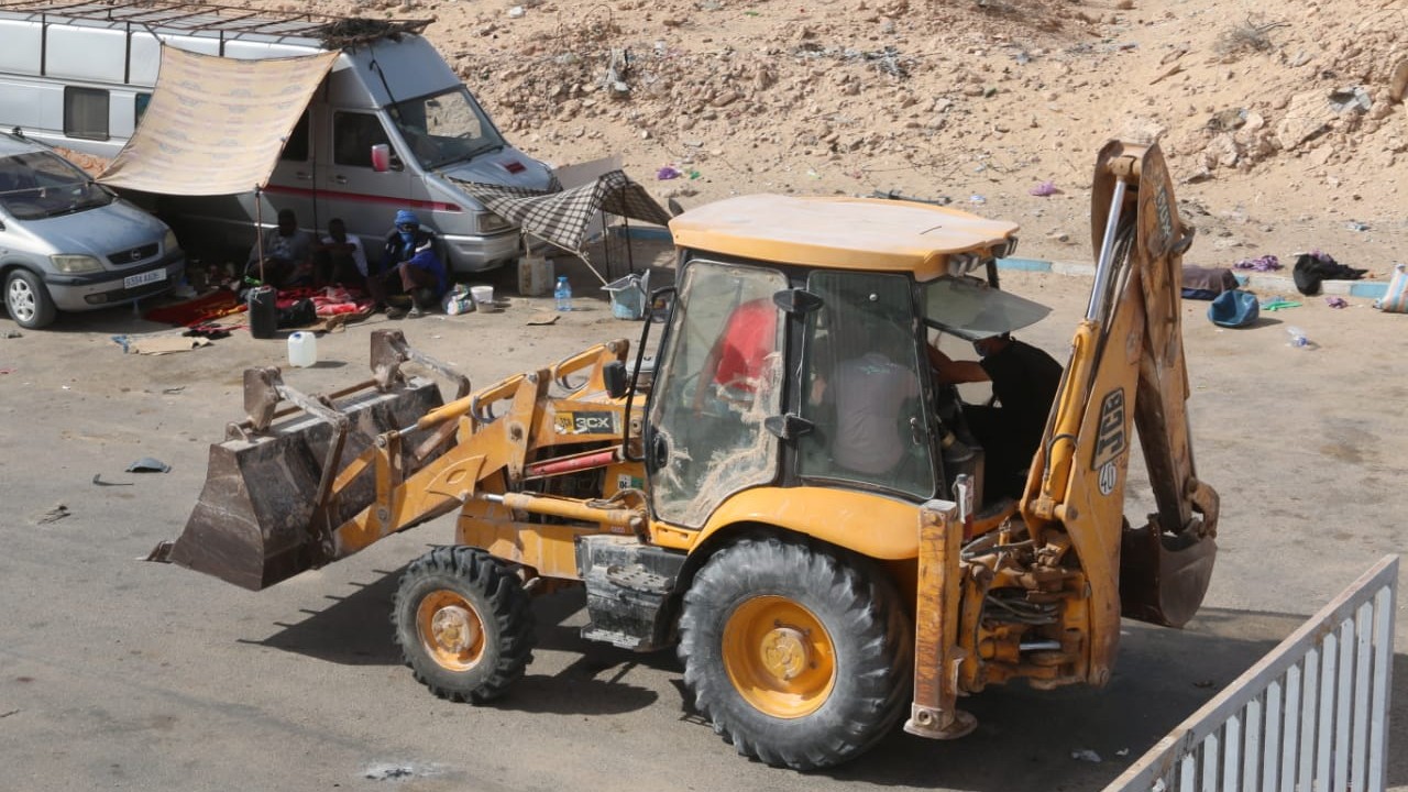 Travaux de désensablement de la route goudronnée par les autorités locales à El Guerguerat, le 14 novembre 2020.
