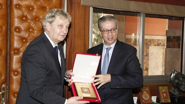Le maire d'Amsterdam reçoit un présent des mains du gouverneur de la préfecture des arrondissements Casablanca-Anfa.
