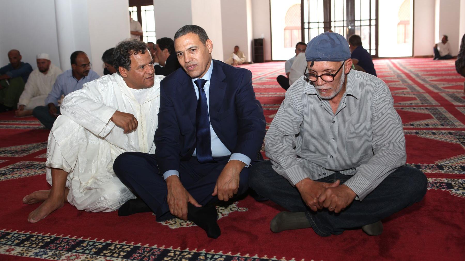 الوالي عبد السلام بيكرات في حديث إلى الفنانين عبد الكبير ربيعي والمهدي قطبي (مدير متاحف المغرب)
