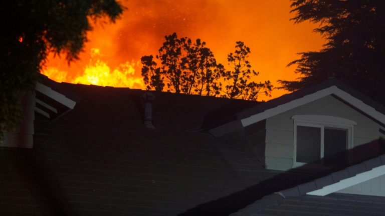 L'incendie Saddleridge Fire menace une habitation au nord de Los Angeles le 11 octobre 2019.
