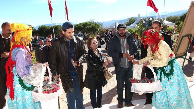 من اليمين إلى اليسار الممثل المغربي كمال كاظيمي والمغنية الأمازيغية فاطمة تحيحيت والممثل هشام بهلول يستقبلون بالورود في إطار مشاركتهم في الحملة الطبية المذكورة
