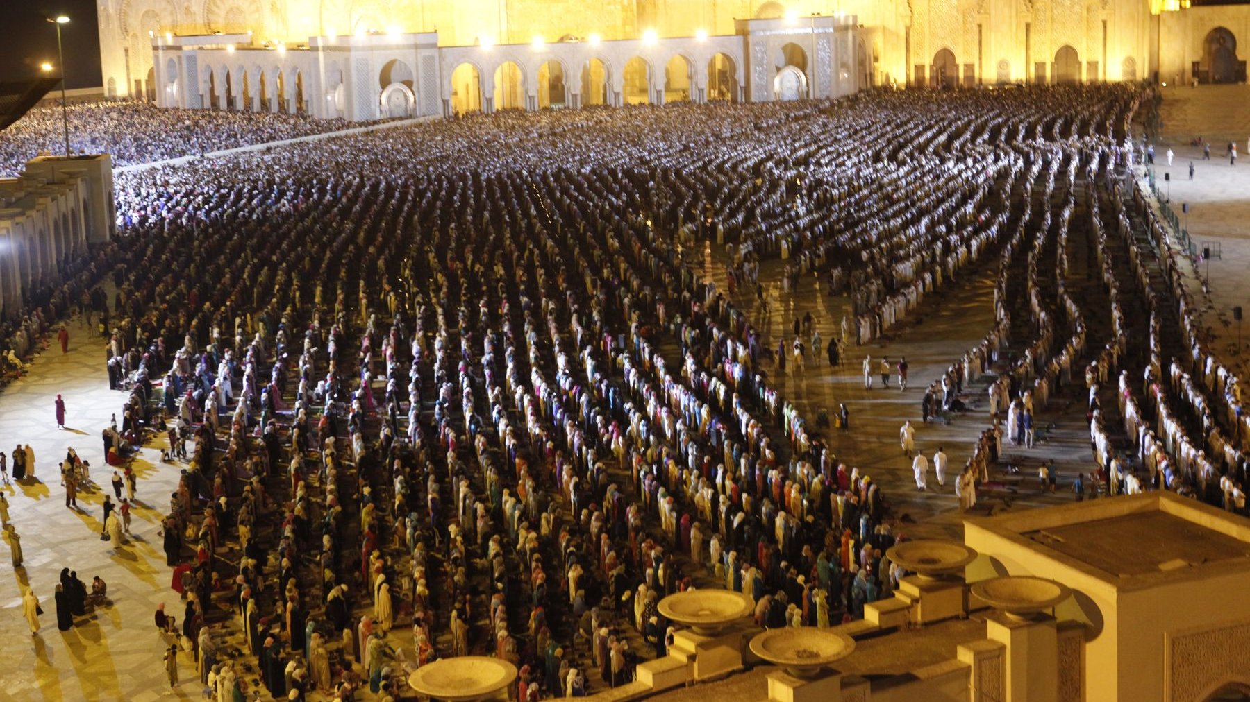 آلاف المصلين يأخذون أماكنهم للاصطفاف خلف الإمام عمر القزابري
