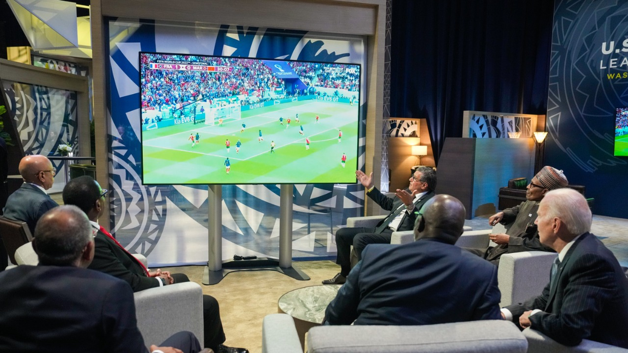 Joe Biden et Aziz Akhannouch ont regardé, mercredi 14 décembre 2022, le début de la demi-finale de la Coupe du monde.
