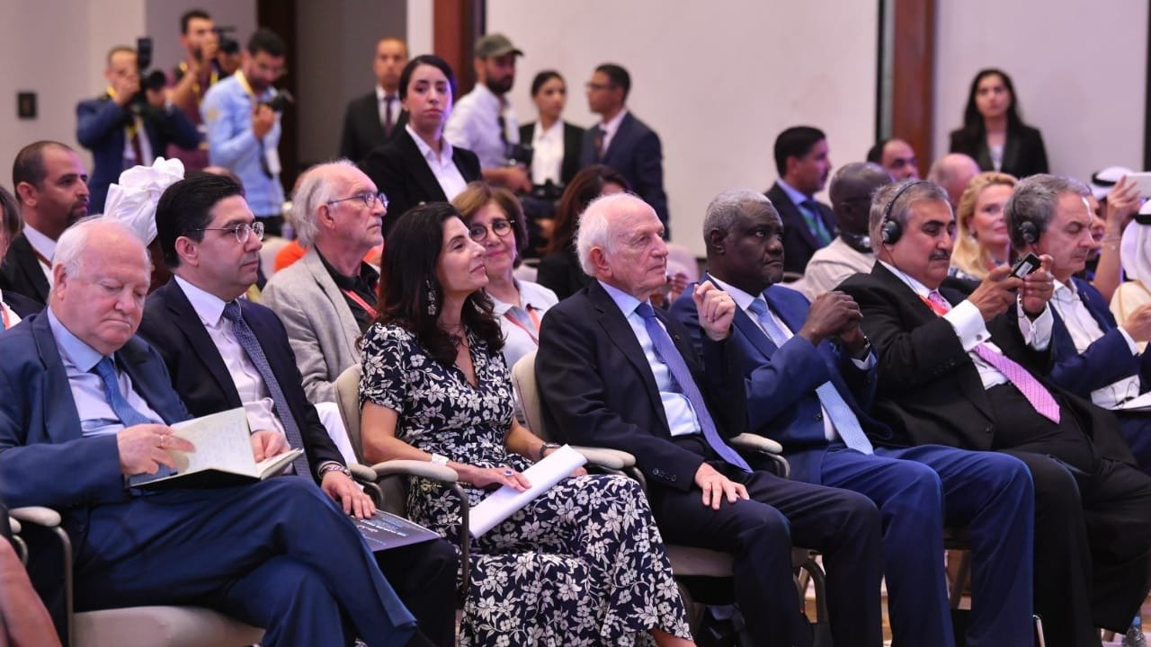 Nasser Bourita, à sa gauche, Leah Pisar, présidente du Projet Aladin, et à sa droite, Miguel Angel Moratinos, haut représentant de l’Alliance des civilisations de l’ONU, lors de la conférence internationale, Dialogue de Tanger, vendredi 10 juin 2022.
