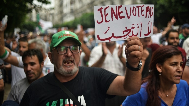 Des Algériens manifestent contre le régime à Alger.
