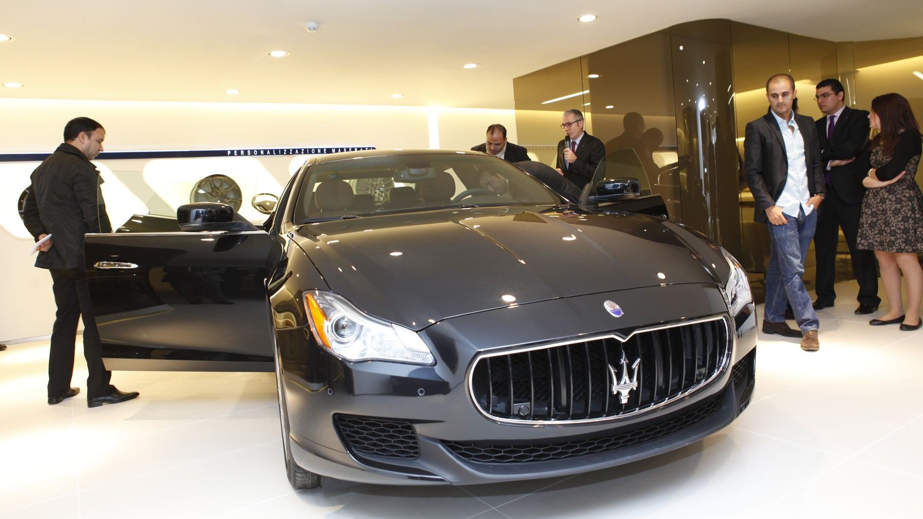 Difficile de résister à l'envie de découvrir l'intérieur d'une Maserati.
