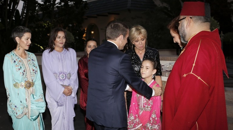 Le président français Emmanuel Macron salué par la princesse Lalla Khadija.
