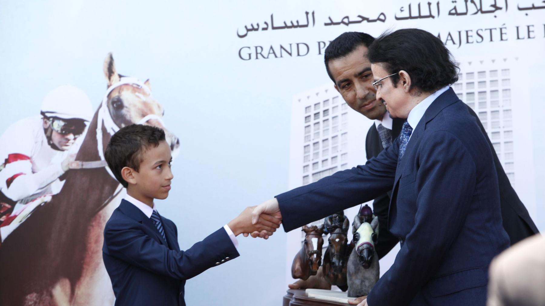 الأمير مولاي الحسن يسلم الجائزة للفائز السعودي
