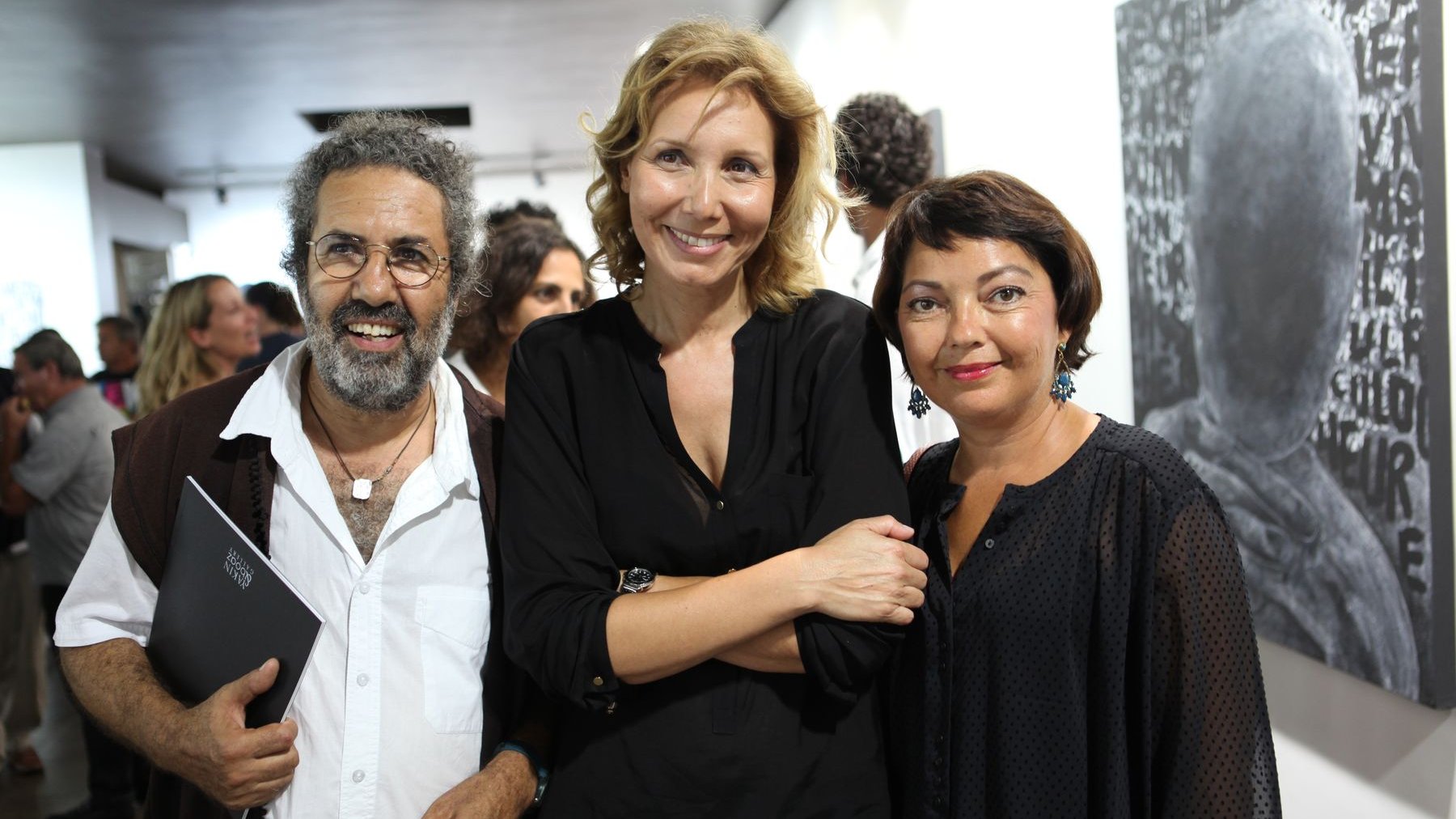 Plusieurs personnalités ont assisté au vernissage. Ici, l'artiste Tibari Kantour Tibari et la journaliste Valérie Tazi entourent Mounat Charrat
