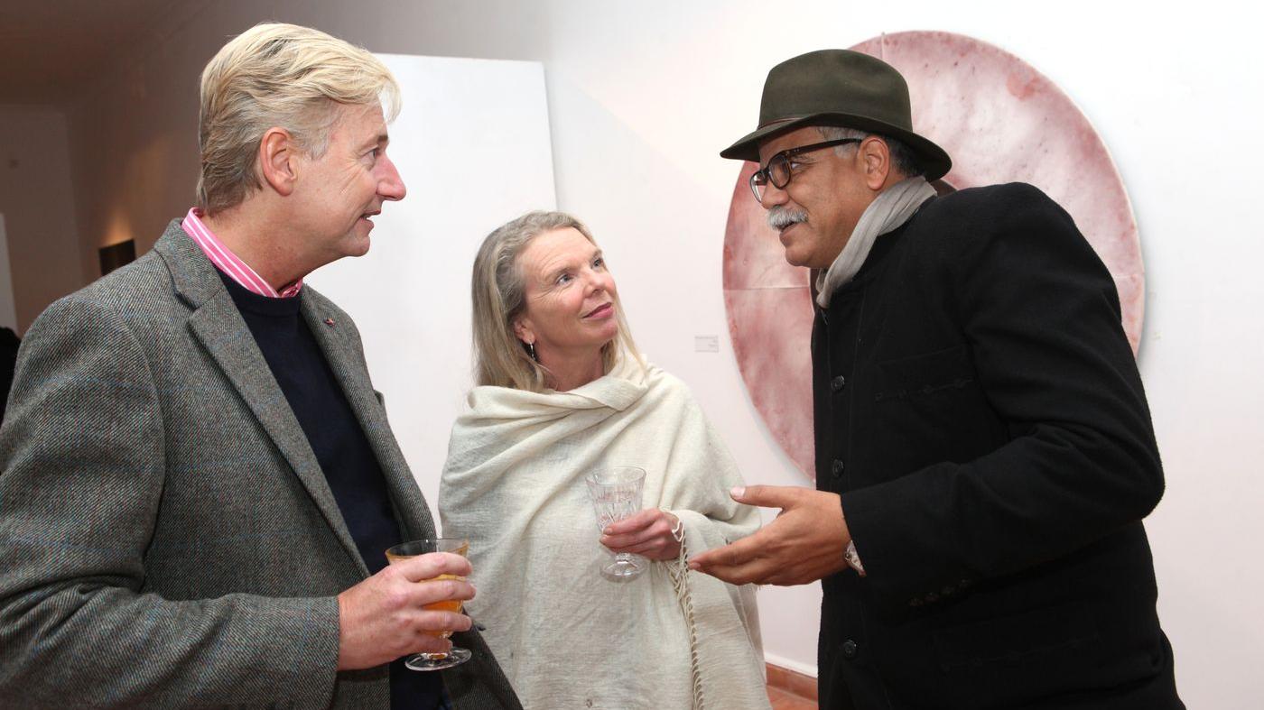 Clive Alderton, ambassadeur du Royaume-Uni au Maroc, Vanessa Branson, présidente fondatrice de la Biennale de Marrakech, et Abderrazak Benchabane, photographe et botaniste. 
