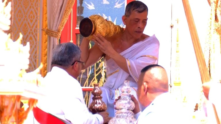Capture d'image de la télévision thaïlandaise, le 4 mai 2019, montrant le roi Maha Vajiralongkorn (c) pendant le rituel de purification, lors des cérémonies pour son couronnement.
