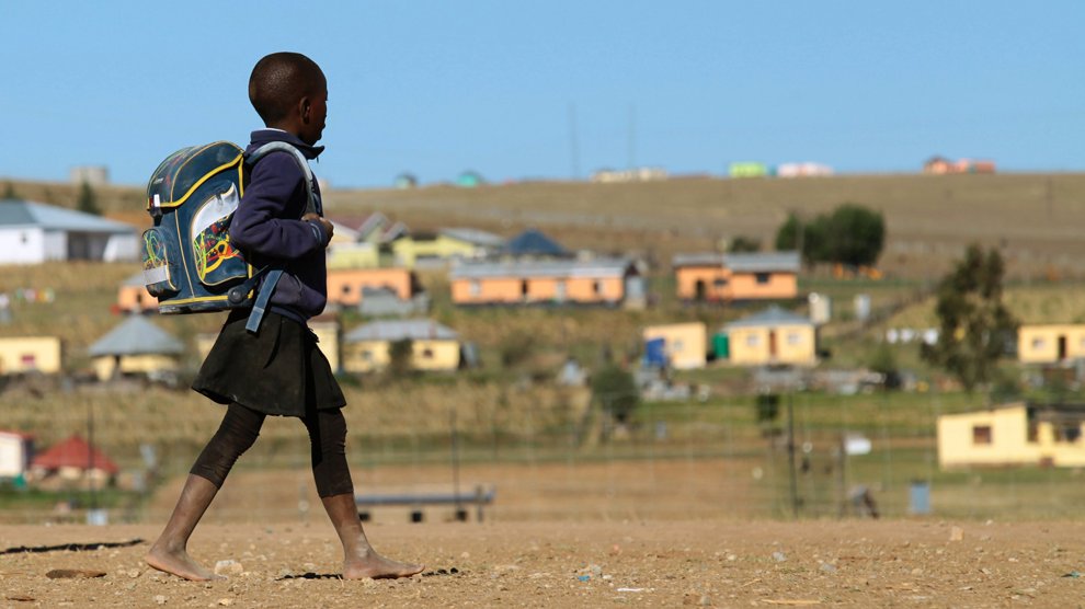 Petit écolier marchant d'un pas décidé vers son école de Qunu, petit village à l'extérieur de la ville de Mthatha où a grandi le président Nelson Mandela
