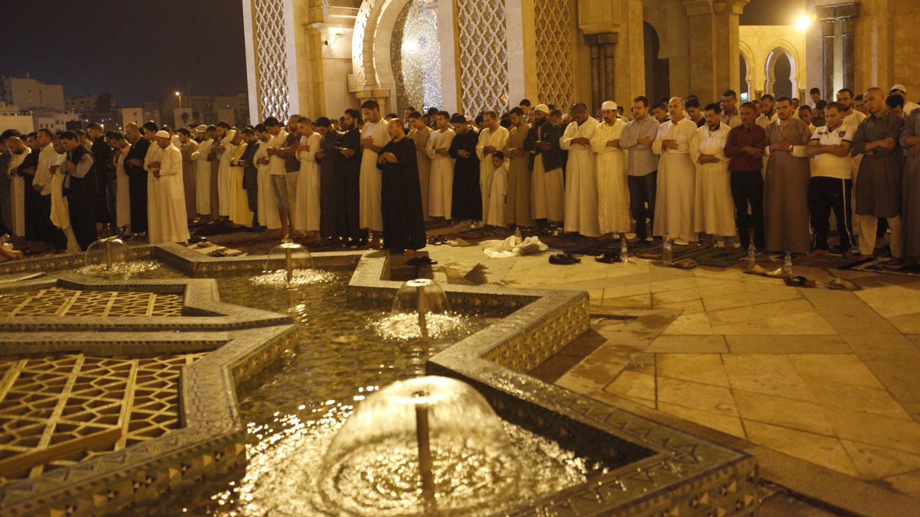 كل الأماكن في ساحة مسجد الحسن الثاني فاضت بالمصلين
