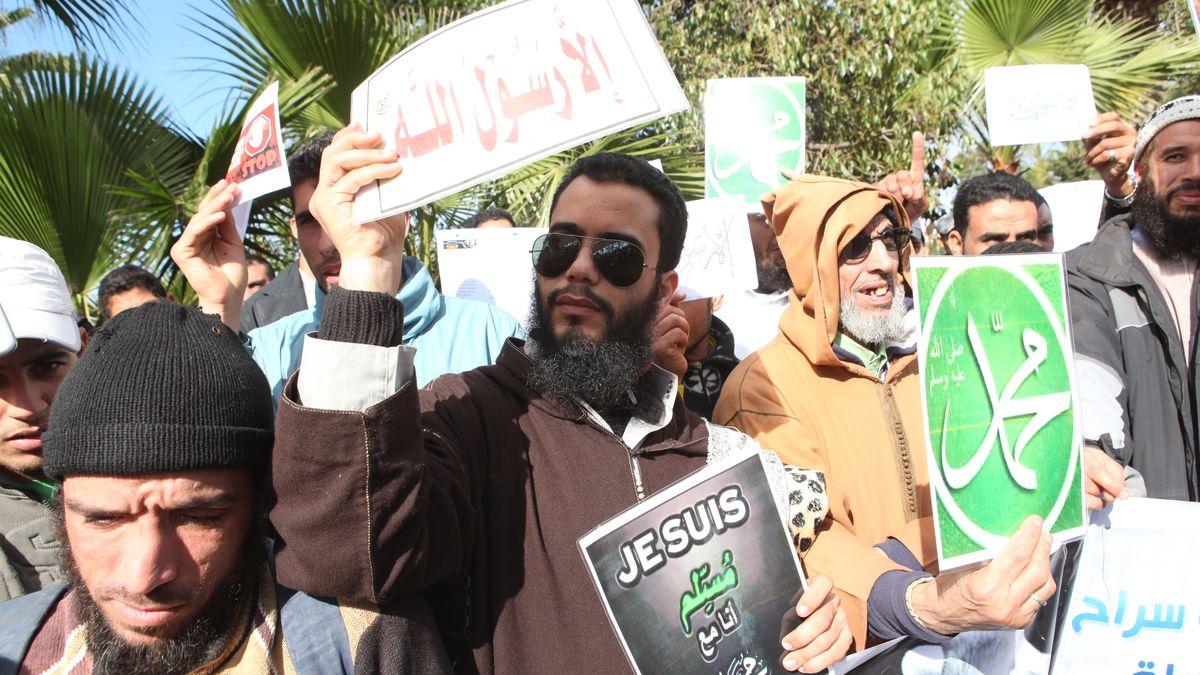 Les participants au sit-in ont brandi des pancartes portant le nom du prophète et portant ce slogan: "Je suis musulman, je suis avec le prophète Mohammed"
