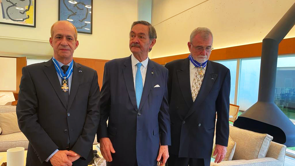 Mostapha Bousmina (à gauche), président de l’Université Euromed de Fès, l’ambassadeur d’Espagne au Maroc, Ricardo Diez-Hochleinter (au centre) et Jose Manuel Roldan, ancien vice-président de l’UEMF.
