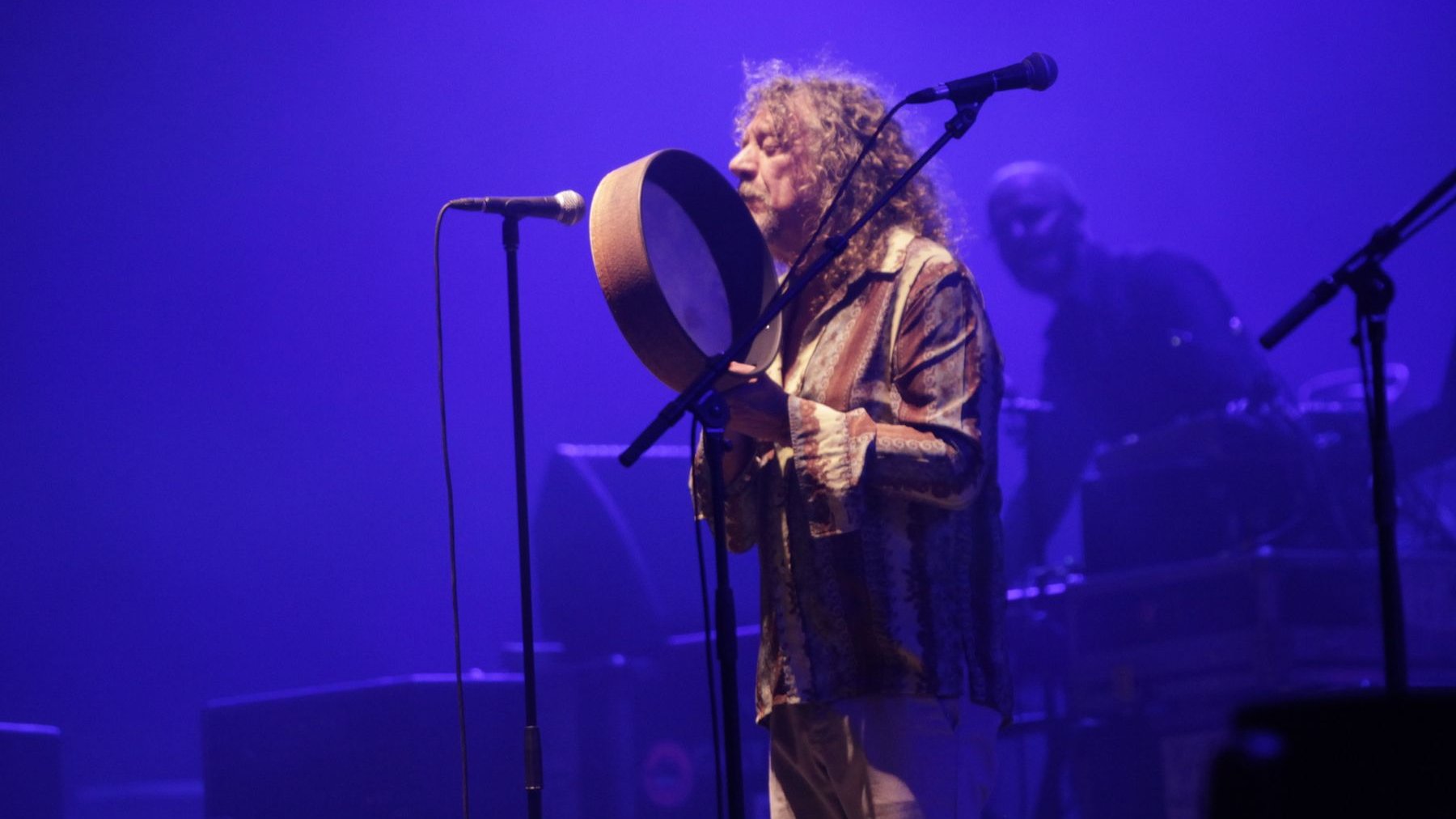 Il chantera même en amazigh! Extraordinaire Robert Plant, rappelé à la fin par le public qui ne voulait pas être arraché à ce rêve insensé. Monsieur, merci!
