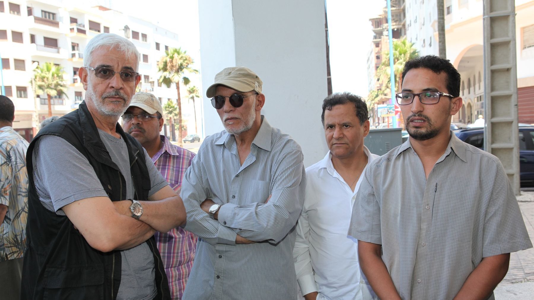 De grands noms de la scène artistique marocaine ont assisté aux funérailles de Mohamed Chabâa, tels que Abderrahmane Banane, Abdelkebir Rabii et Mehdi Qotbi
