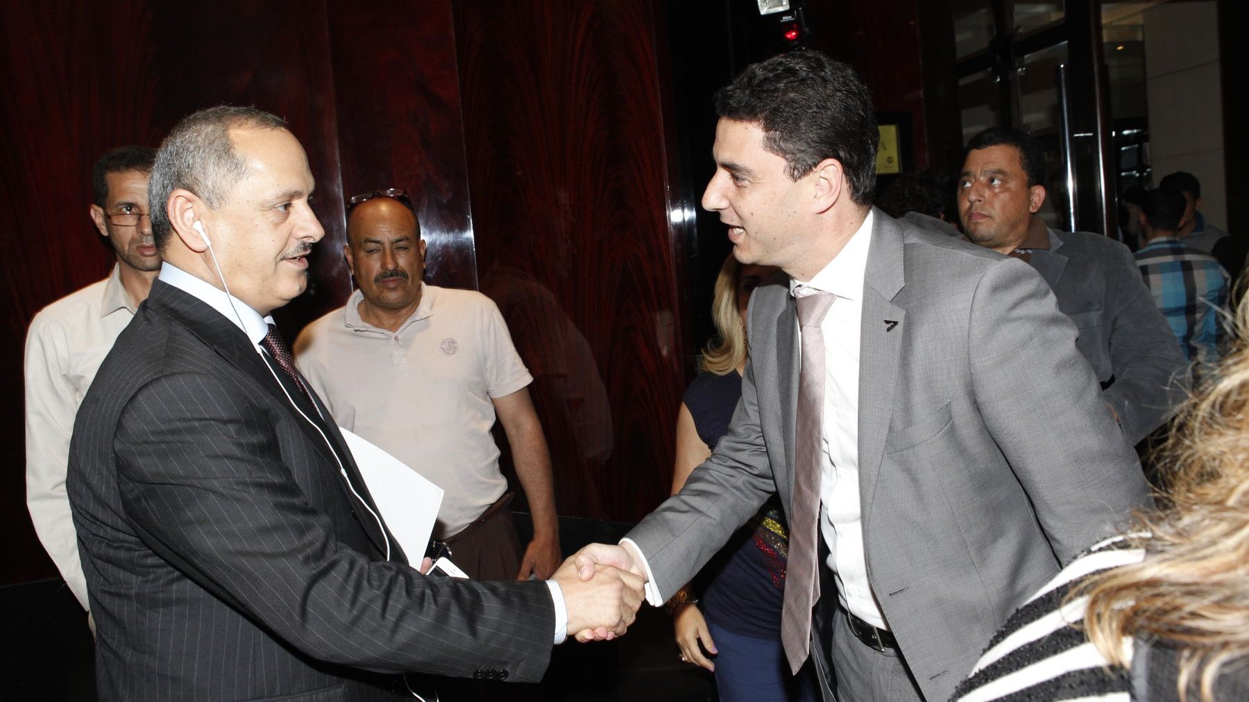 Omar Skalli, DG de la Sorec (à droite) salue l'ambassadeur d'Abu Dhabi au Maroc.
