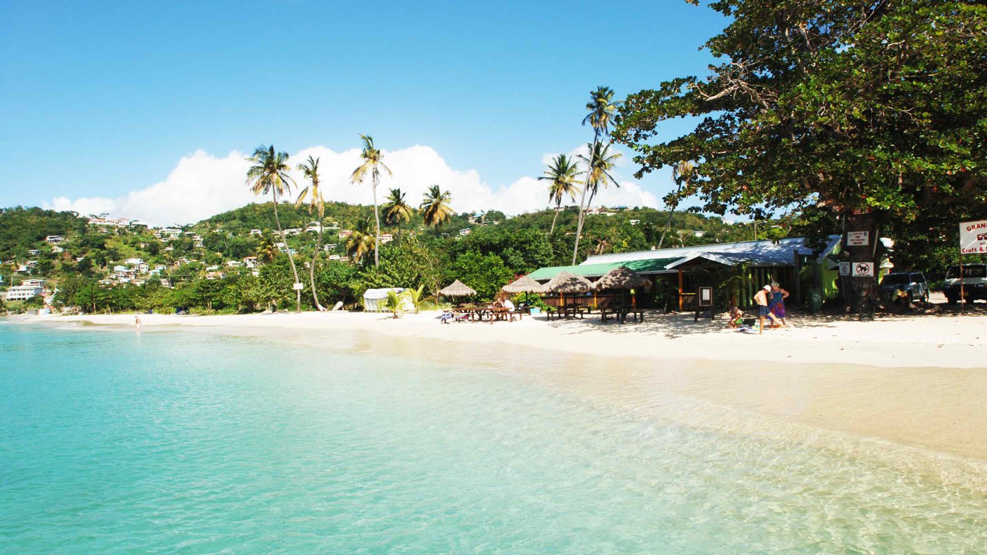 Plage bleue, sable blanc et soleil sont au rendez-vous à Saint Vincent et dans les Grenadines, aux Caraïbes
