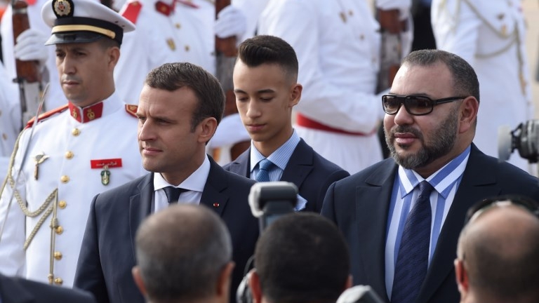 Le roi Mohammed VI accueillant le président français Emmanuel Macron à son arrivée à l'aéroport Rabat-Salé, lors d'une précédente visite au Maroc du chef de l'Etat français. 
