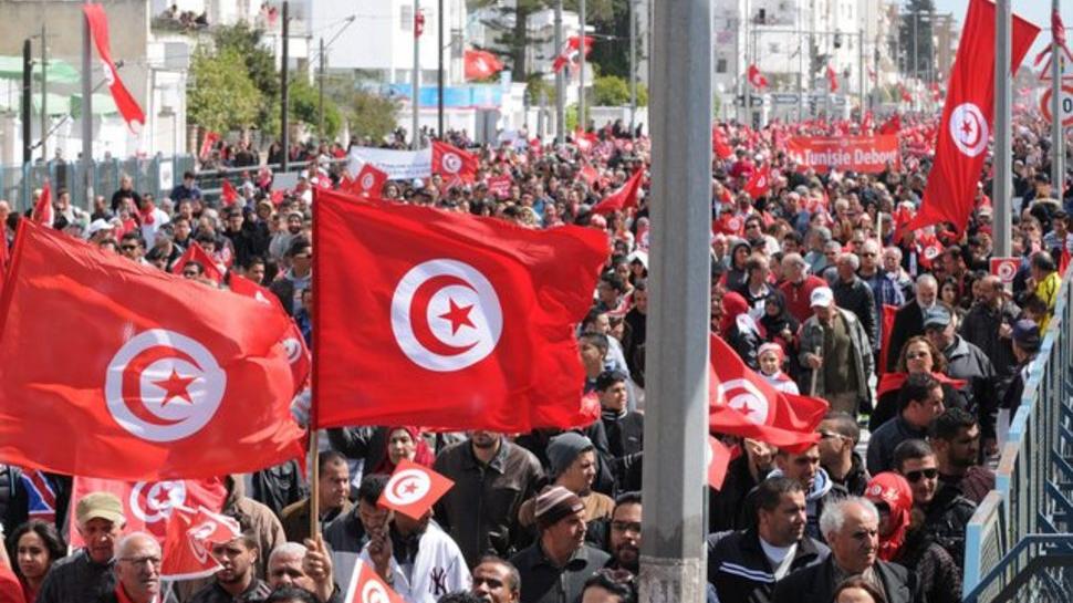 Une importante foule rejointe par des dirigeants étrangers a défilé dimanche à Tunis «contre le terrorisme».
