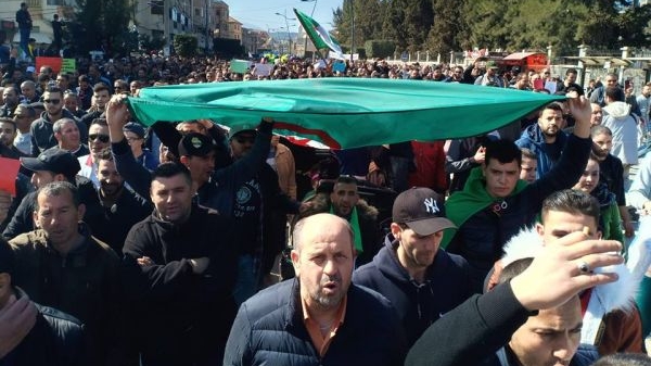 Des milliers d'Algériens manifestent contre un 5e mandat de Bouteflika.
