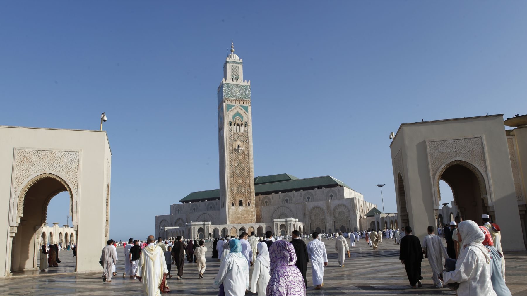 Tôt ce matin, des milliers de fidèles à travers tout le royaume se sont rendus à la mosquée pour accomplir la prière de l'Aid El Fitr
