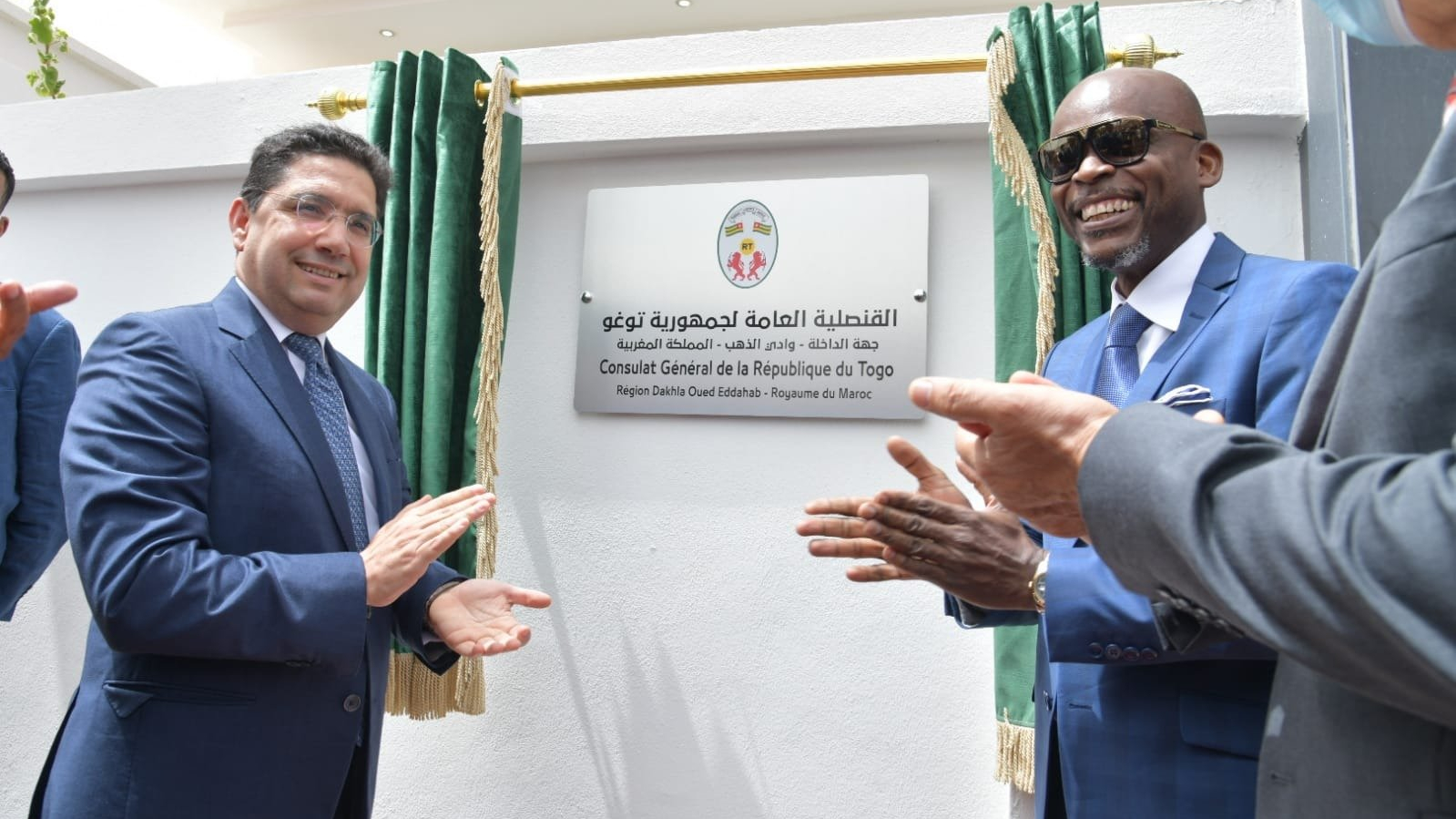 Nasser Bourita et son homologue togolais Robert Dussey, ministre des Affaires étrangères, de l’intégration africaine et des Togolais de l’extérieur, à l'inauguration du consulat général de la République du Togo à Dakhla, le 21 juillet 2022.
