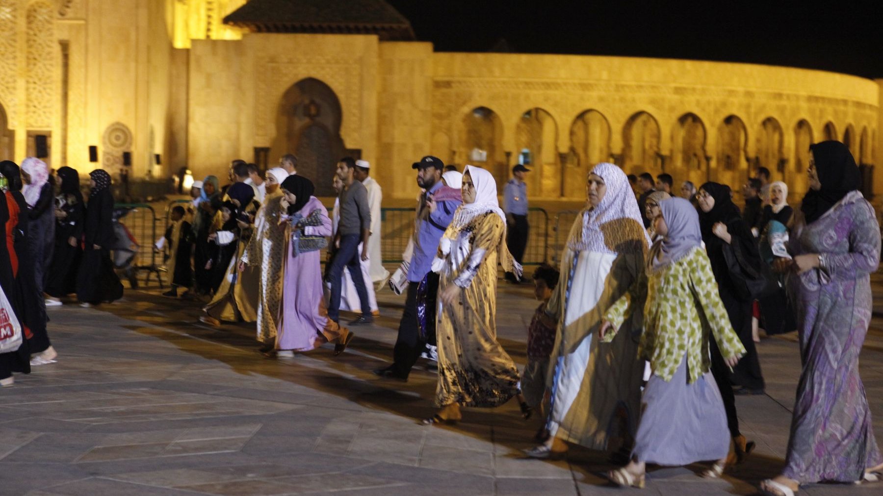 Tapis de prières sous le bras , Les fidèles n'ont pas cessé d'affluer vers la mosquée Hassan II ce samedi soir.
