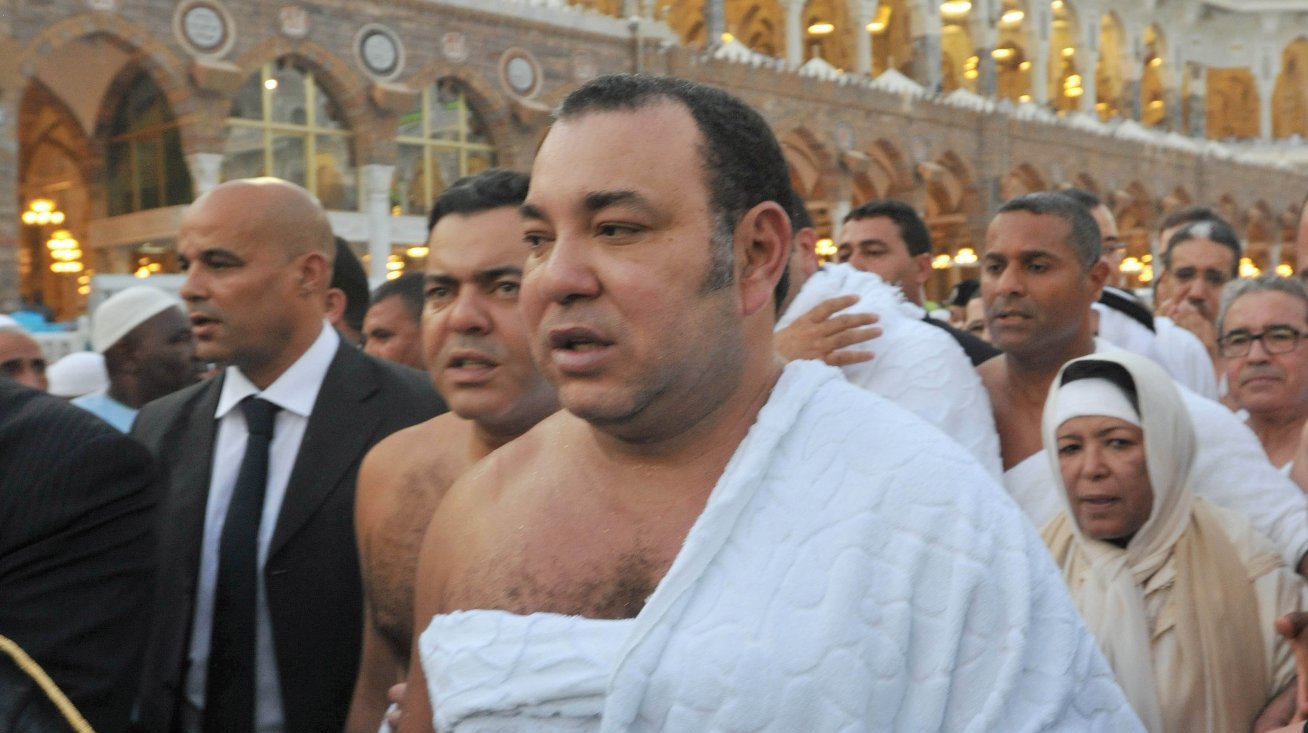 Octobre 2012. En tournée dans les pays du Golfe, le roi Mohammed VI se rend à la Mecque pour accomplir la Omra à la fin de sa visite officielle en Arabie Saoudite
