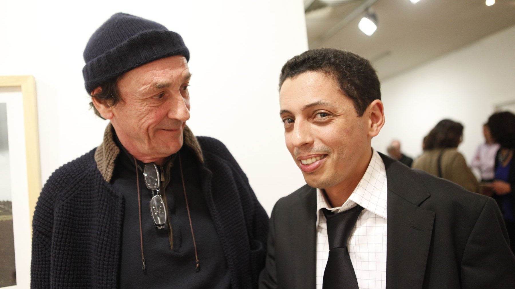 Youssef Serfati et Youssef Chehbi ont de même marqué l'événement de leur présence et échangent autour des oeuvres de Khalil Nemmaoui. 
