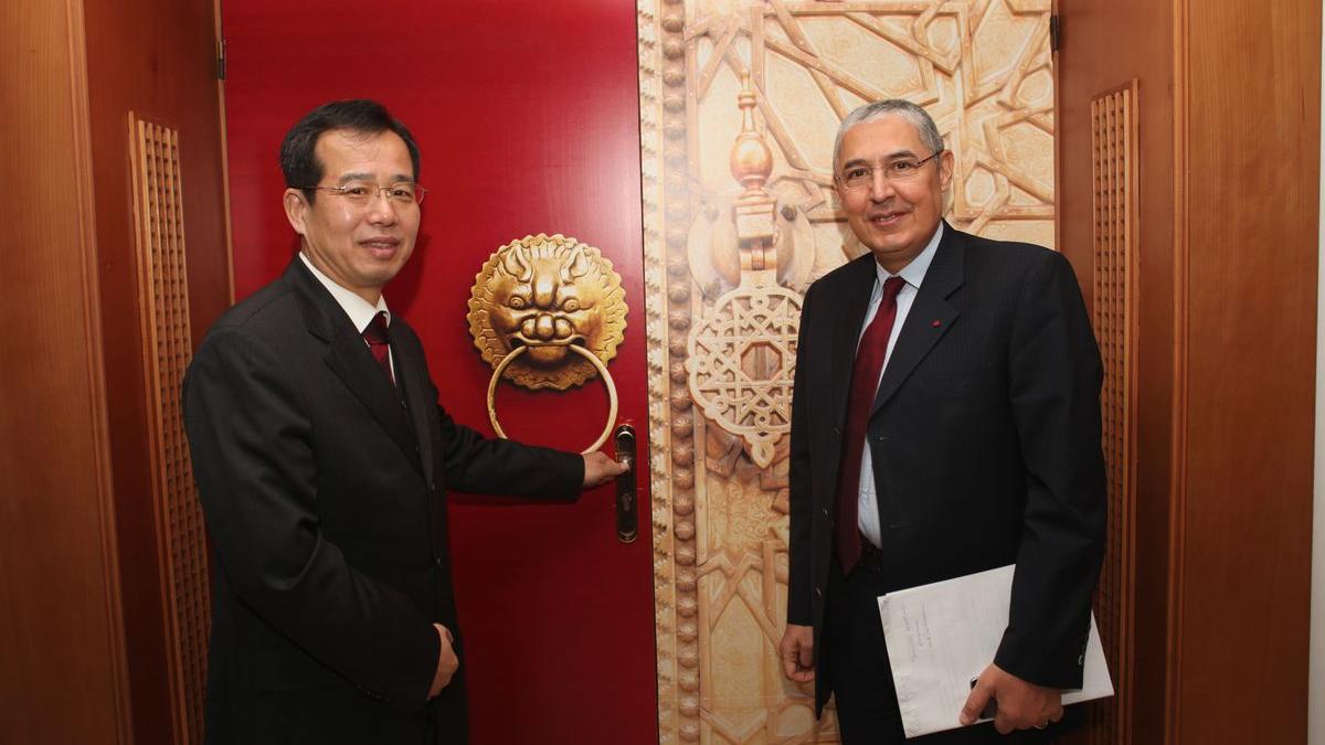 Mohammed El Kettani, PDG d'Attijariwafa Bank, et Sun Shuzhong, ambassadeur de Chine au Maroc.
