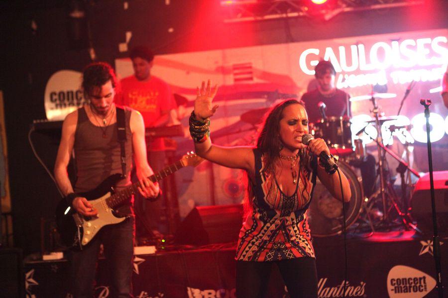 La chanteuse se produit entourée d'un groupe de six musiciens de talent.
