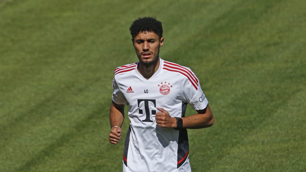 Noussair Mazraoui à l'entrainement avec le Bayern Munich.
