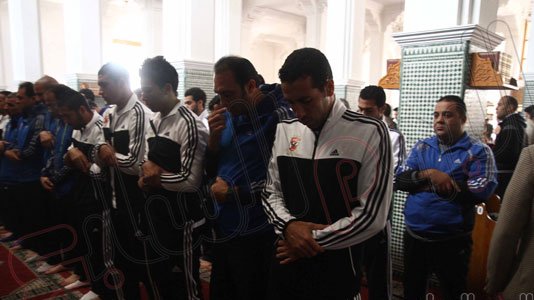 فريق الأهلي يؤدي الصلاة بمسجد لبنان بأكادير
